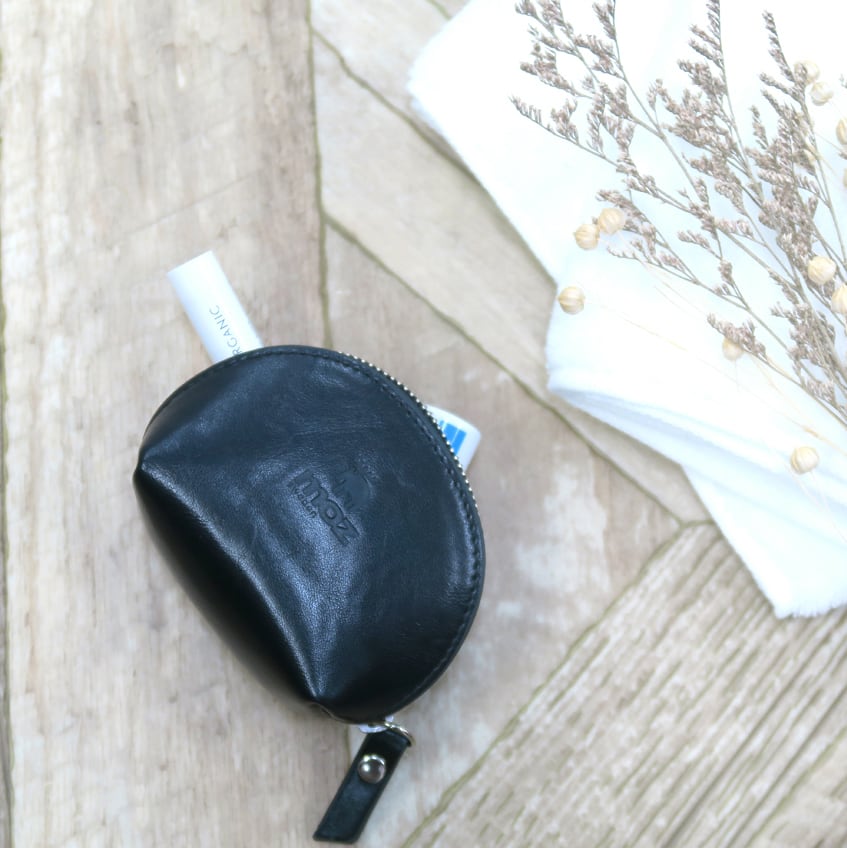 moz/モズ フェイクレザーミニポーチ 533198【北欧 モズ スウェーデン ブランド エルク ヘラジカ シンプル イヤホンケース コインケース 小銭入れ 小物入れ PU リップ 判子 ピルケース お薬 お菓子 メンズ レディース 男性 女性 大人 黒 ブラック ワンポイント】