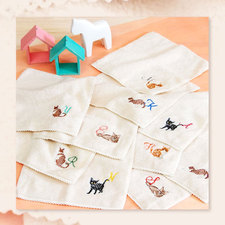 Komichi Neko 猫イニシャルハンカチ【オーガニックコットン 高品質 プレゼント プチギフト 贈り物 上質 日本製 お返し タオルハンカチ お祝い お礼 記念品】