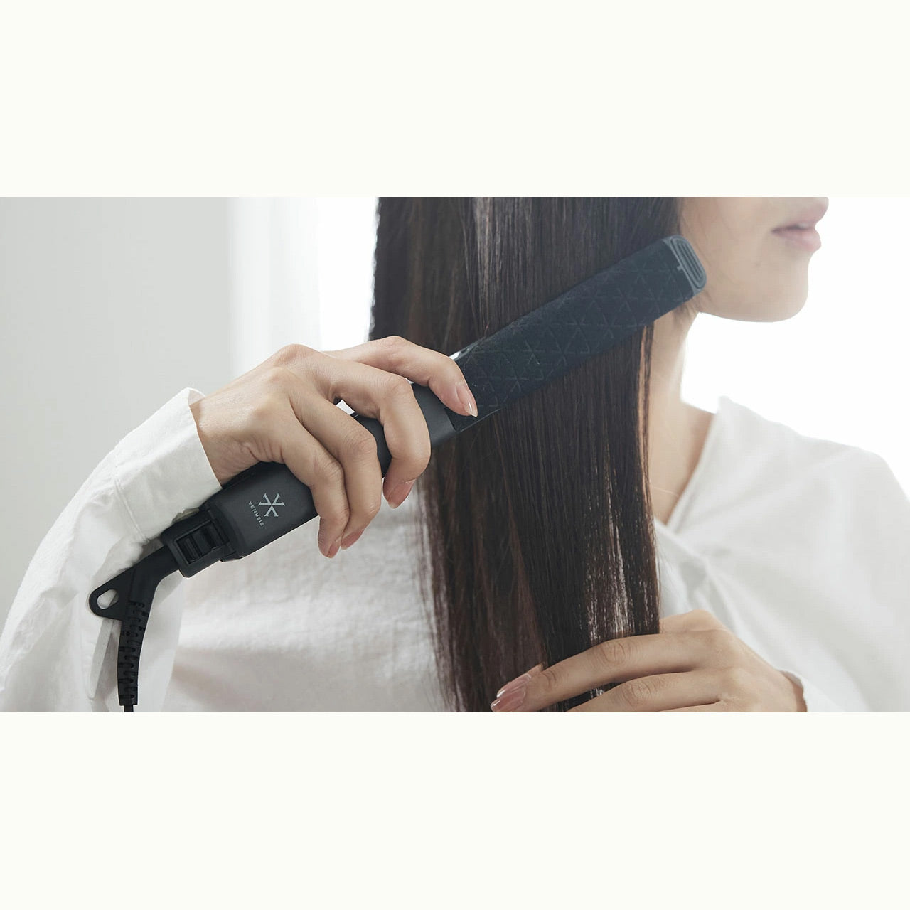 【キャンペーン特典付】細部まで自由自在 薄くて軽い、ハイスペックモデル VENUSiS ヴィナシス ストレートヘアアイロン VAS-9300 グレー【さらさら つやつや ストレーター ワンカール 外ハネ ヘアアレンジ 摩擦軽減 ダメージ最小限 ハイスペック 薄型 海外対応 スタイリッシュ 梅雨 対策 髪 家電 くせ毛 髪型 ヒビノオーガニックオイル150ml付】