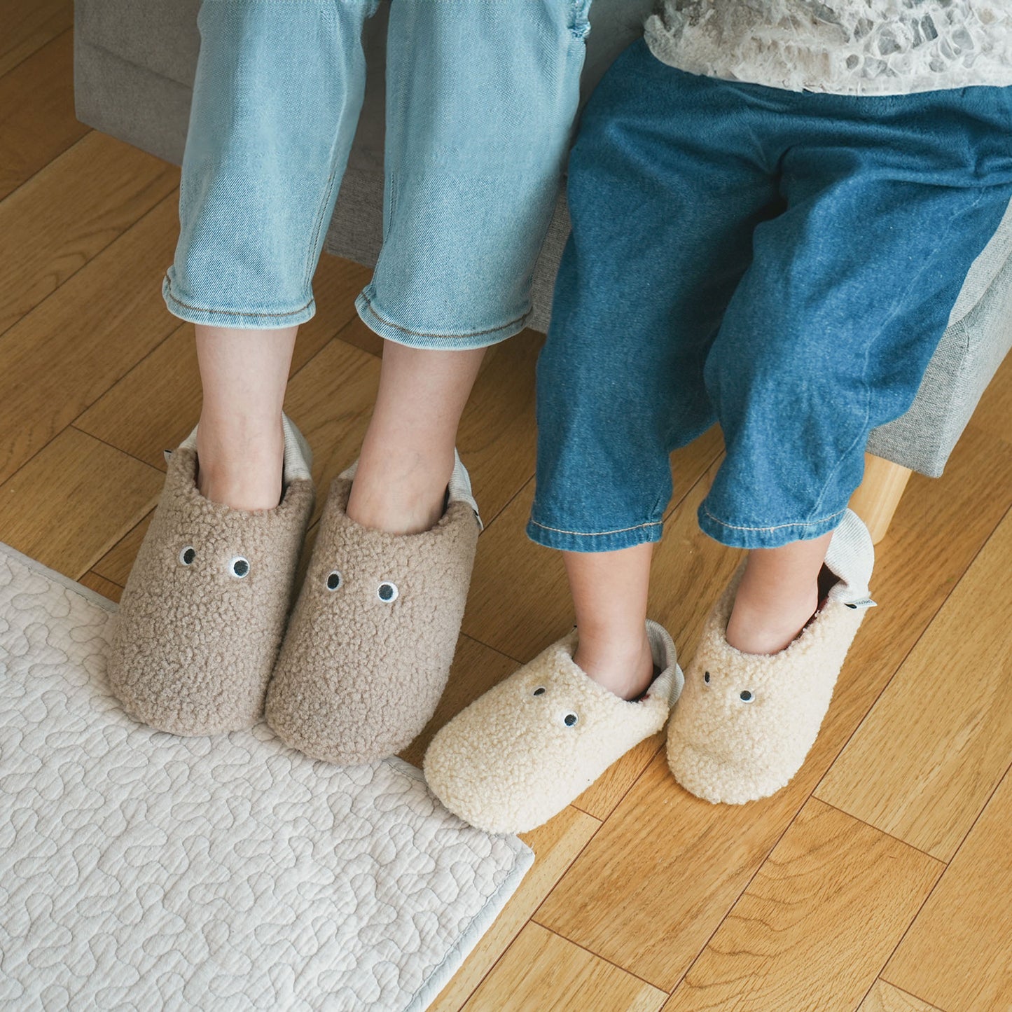 現代百貨 pegoppa ペゴッパ ルームシューズ L A704【スリッパ 冬用 室内 暖かい あったか もこもこ 2WAY シープスキン ふわふわ かわいい ギフト プレゼント 親子でお揃い】